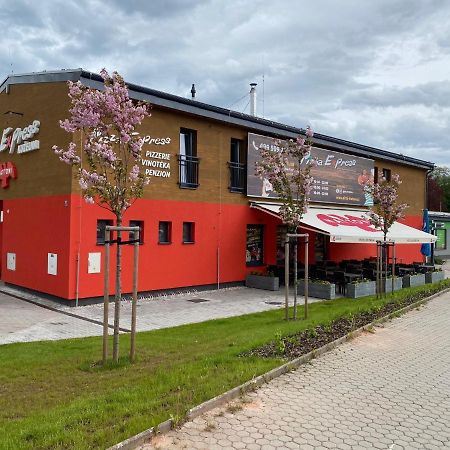 Penzion Kuzelna Hotel Trutnov Exterior foto