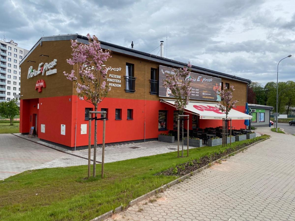 Penzion Kuzelna Hotel Trutnov Exterior foto